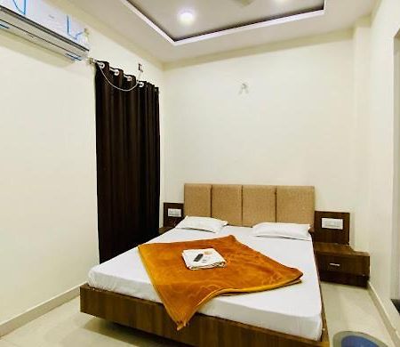 Hotel Soham Palace Ujjain Exteriör bild