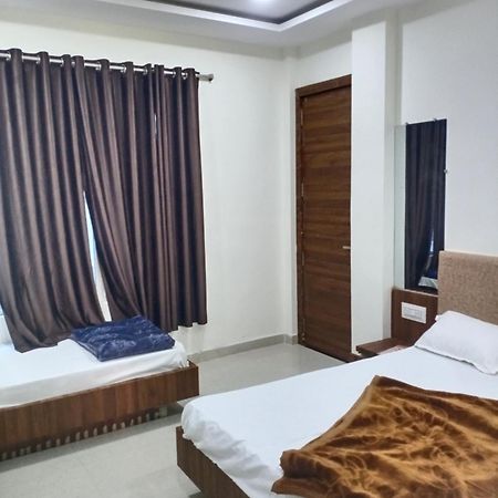 Hotel Soham Palace Ujjain Exteriör bild