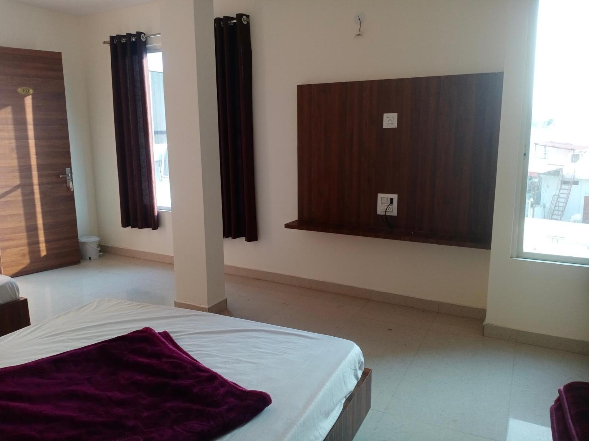 Hotel Soham Palace Ujjain Exteriör bild